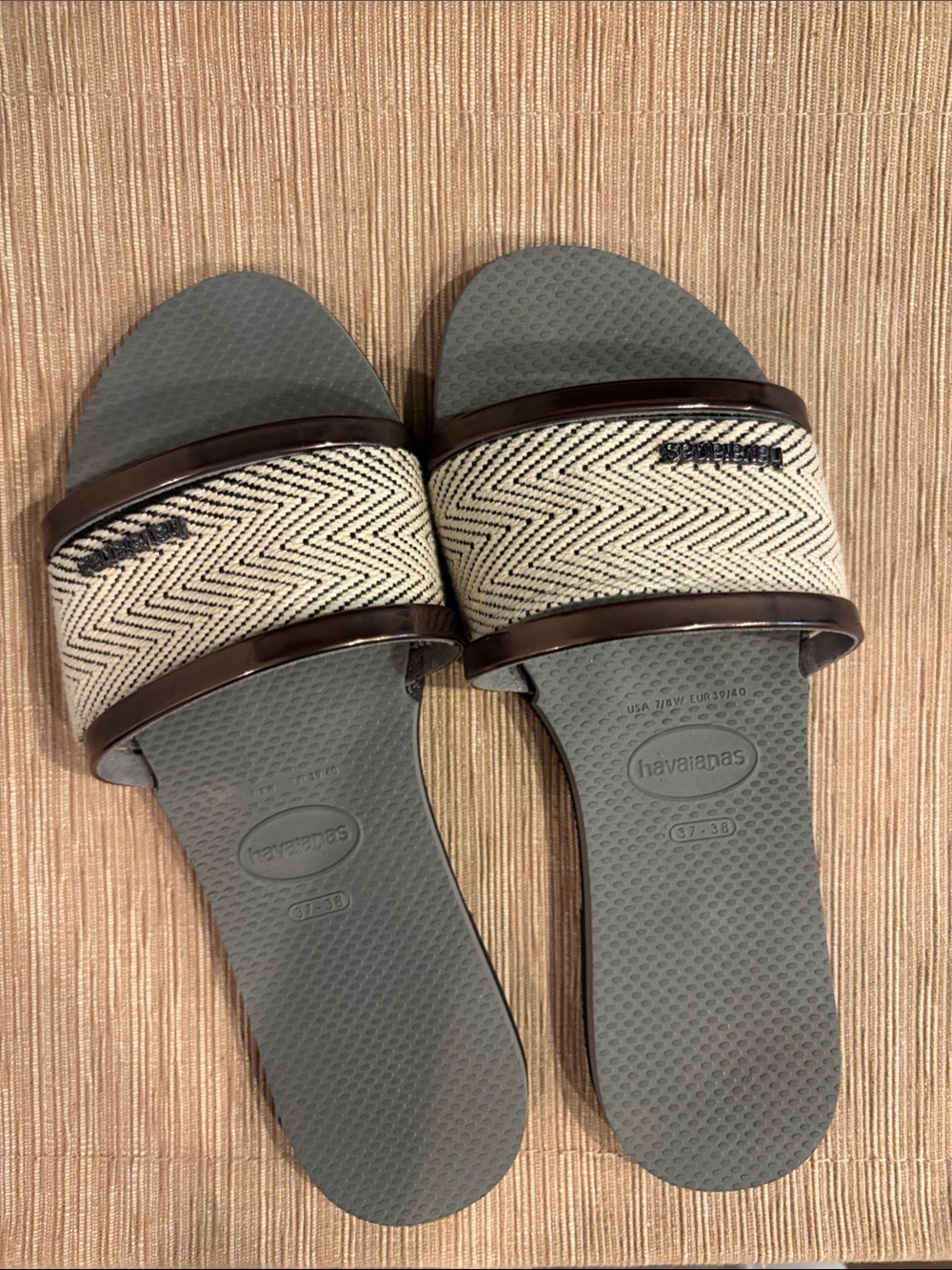 Havaianas Women’s Gray Slide Sandals with Cream Chevron Strap